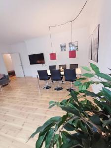 une chambre avec une table, des chaises et une plante dans l'établissement Charming Apartment On Pedestrian Street Randers, à Randers