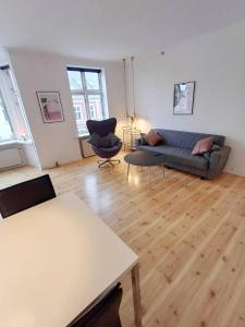 uma sala de estar com um sofá e uma mesa em Charming Apartment On Pedestrian Street Randers em Randers