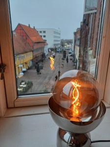 une bille de verre avec des lumières devant une fenêtre dans l'établissement Charming Apartment On Pedestrian Street Randers, à Randers