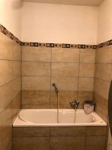 La salle de bains est pourvue d'une baignoire avec un robinet. dans l'établissement Casa - La Masca - Alla porta delle Langhe, à Cherasco