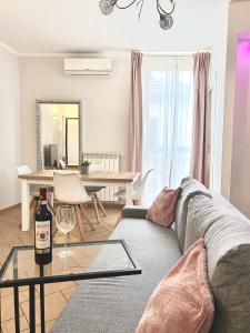 a living room with a couch and a glass table at RESIDENCE VIOLA in Foggia