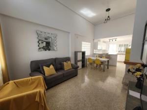 una sala de estar con un sofá y una mesa en Casa Sucina, en Sucina