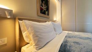 ピタゴリオにあるAgora Apartmentのベッドルーム(白い枕付きのベッド1台付)