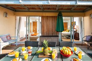 a table with fruit on it in a living room at Blueberry Cottage - Lower Mill Estate in Somerford Keynes