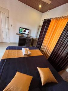Habitación de hotel con 2 camas y TV en Hill side Home en Anachal
