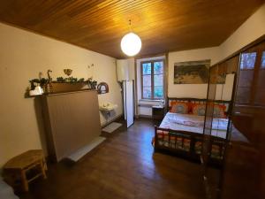 Zimmer mit einem Schlafzimmer mit einem Bett und einem Fenster in der Unterkunft Maison des Séquoias - Parc 1 hectare- in Veyrac