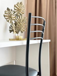 a chair in front of a desk with a plant at Miami Apartments in St Julian's