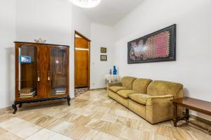 sala de estar con sofá y mesa en Cagliari - Central & Roomy Apartment with Balcony!, en Cagliari