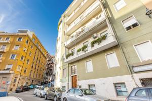 una calle de la ciudad con coches estacionados frente a los edificios en Cagliari - Central & Roomy Apartment with Balcony!, en Cagliari