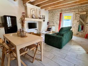 sala de estar con sofá verde y mesa en Arles fait sa révolution en Arlés