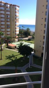vistas al océano desde el balcón de un edificio en PRIMERA LINEA DE PLAYA, VISTAS AL MAR, en Algarrobo Costa