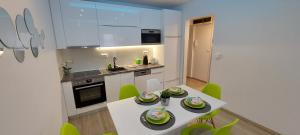 Kuchyňa alebo kuchynka v ubytovaní Catamaran Beach 213 Apartment