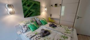 Posteľ alebo postele v izbe v ubytovaní Catamaran Beach 213 Apartment