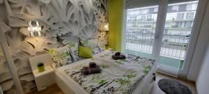 Posteľ alebo postele v izbe v ubytovaní Catamaran Beach 213 Apartment