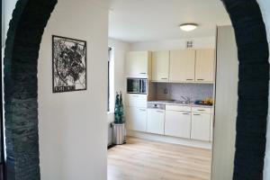 Η κουζίνα ή μικρή κουζίνα στο Vakantiehuis 't Hofje nabij dorpscentrum en strand +8 φωτογραφίες