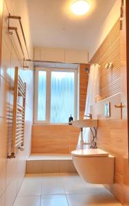 ein Bad mit einem Waschbecken, einem WC und einem Fenster in der Unterkunft ELENA flat IRIS, Oberhausen Zentrum CentrO Westfield in Oberhausen