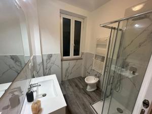 ein Bad mit einer Dusche, einem Waschbecken und einem WC in der Unterkunft New House - Garden park bbq in Monfalcone