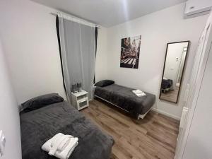 1 Schlafzimmer mit 2 Betten und einem Spiegel in der Unterkunft New House - Garden park bbq in Monfalcone