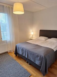 Postel nebo postele na pokoji v ubytování two-room apartment midle in Kotka with sauna