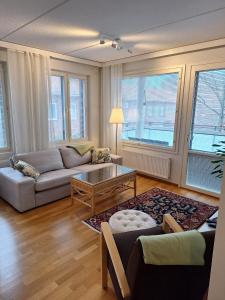 uma sala de estar com um sofá e uma mesa em two-room apartment midle in Kotka with sauna em Kotka