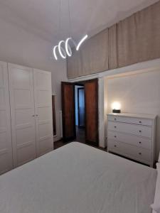 1 dormitorio con 1 cama blanca grande y vestidor en Ca'Mea 2 Citra 008031-LT1474, en Imperia