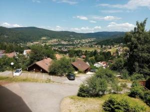 una vista aérea de un pequeño pueblo con una ciudad en Vacances Xonrupt-Gerardmer, en Xonrupt-Longemer