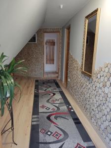 - un couloir avec un tapis à l'étage, à côté d'un escalier dans l'établissement Apartamenty u drwala, à Zakopane