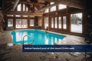 Kolam renang di atau dekat dengan Private Hot Tub Sauna Indoor pool ski Monopoly