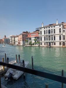 Ein Boot liegt an einem Dock auf einem Fluss. in der Unterkunft Palazzo Querini Accademia in Venedig