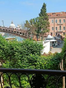 eine Brücke über einen Wasserkörper neben einem Gebäude in der Unterkunft Palazzo Querini Accademia in Venedig