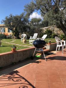 un barbecue su un tavolo nel patio di Villa Mortola a Camogli