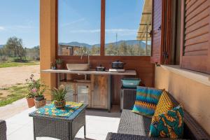 eine Terrasse mit einem Waschbecken, einem Tisch und einer Theke in der Unterkunft Beth la Casa della Luna in Annunziata