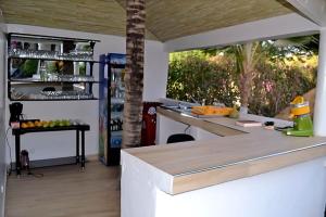 eine Küche mit einer Arbeitsplatte in einem Zimmer in der Unterkunft Chez Doki Sen hôtel in Sali Nianiaral