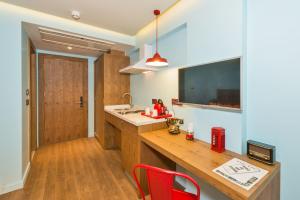 Kuchyň nebo kuchyňský kout v ubytování Taksim Istanbul Nis Hotel - Istiklal Street