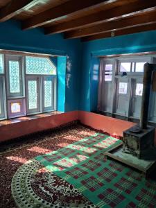 Pokój z niebieskimi ścianami i podłogą z kominkiem w obiekcie Kahn trekking guesthouse w mieście Nikri Dhokri