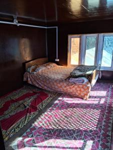 sypialnia z 2 łóżkami i oknem w obiekcie Kahn trekking guesthouse w mieście Nikri Dhokri