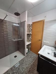 ein Bad mit einer Dusche, einem Waschbecken und einer Dusche in der Unterkunft Orisol in Vinarós