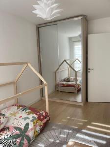 - une chambre avec un miroir et un lit dans une pièce dans l'établissement Cosy Appartement, à Saint-Germain-en-Laye