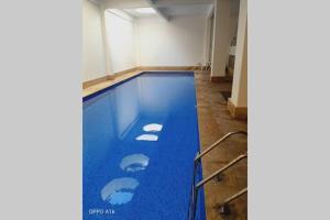 basen z niebieską wodą w pokoju w obiekcie Luxury apartment 2 in the heart of Gueliz, Wifi, Pool w Marakeszu