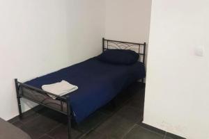 a bedroom with a blue bed in a white room at Celine Zimmer in Heilbronn Zentrum in Heilbronn