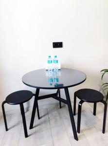 uma mesa com duas cadeiras e garrafas de água em ЖК Crystal em Karaganda
