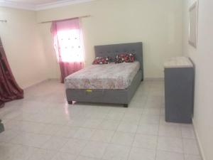 sypialnia z łóżkiem i oknem w obiekcie Costal Road hideout! w mieście Ghana Town