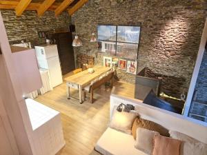Aydí的住宿－Paller rústic de muntanya amb estil i acollidor by RURAL D'ÀNEU，厨房以及带木桌的用餐室。