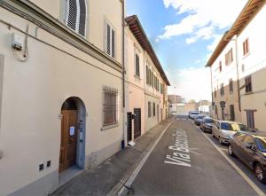 een steegje met auto's geparkeerd aan de kant van een straat bij Studio Apartment with Terrace - Parking in Florence