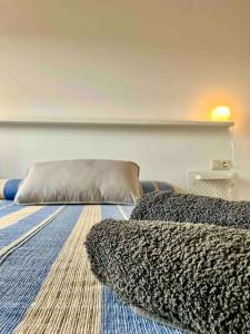 ein Schlafzimmer mit einem Bett mit zwei Kissen darauf in der Unterkunft Apartamento Les Orenetes in Espinelvas