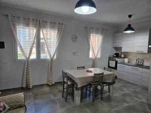 eine Küche und ein Esszimmer mit einem Tisch und Stühlen in der Unterkunft A casa di Antonella in Portopalo