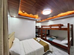 1 dormitorio con 2 literas en un barco en RRJJ's TRANSIENT - A minute walk away from the beach en Caba