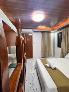 Kleines Zimmer mit 2 Betten und einem TV in der Unterkunft RRJJ's TRANSIENT - A minute walk away from the beach in Caba