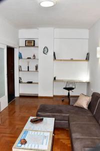 uma sala de estar com um sofá e uma mesa em Apartment near Acropolis em Atenas