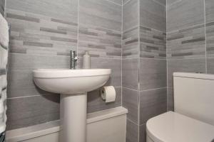 Et badeværelse på Dexters Den - Sea views, yards from Beach + 27 billeder